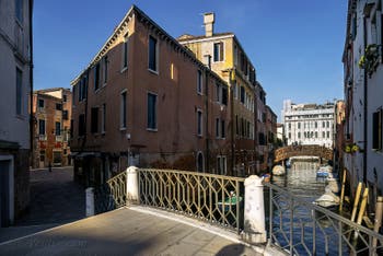 Le Rio de San Pantalon et le Ramo du Campiello Mosca dans le Sestier de Santa Croce à Venise.
