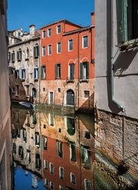 Reflets Vénitiens sur le Rio de la Madoneta dans le Sestier de San Polo à Venise.