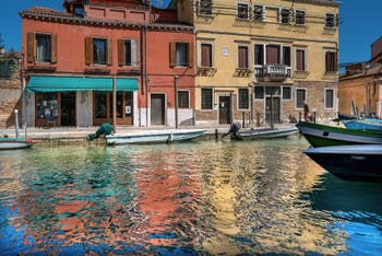 Reflets Vénitiens : La Fondamenta et le Rio de la Sensa dans le Sestier du Cannaregio à Venise.