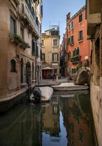 Le rio de le Beccarie et le pont Storto dans le Sestier de San Polo à Venise.
