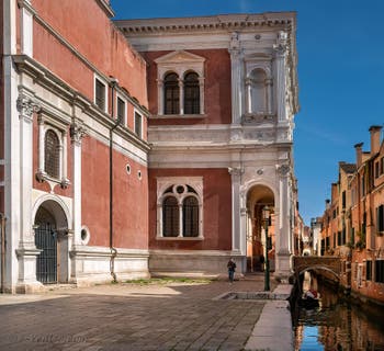 Le Rio de la Frescada San Rocco et la Scuola San Rocco dans le Sestier de San Polo à Venise.