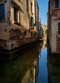 Les reflets du Rio de San Stae dans le Sestier de Santa Croce à Venise.