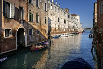 Le Rio dei Gesuiti et le pont Donà dans le Cannaregio à Venise.