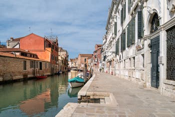 Le Rio de la Madona de l'Orto et les palais Contarini dal Zaffo et Minelli Spada (XVIe siècle) sur la Fondamenta Gasparo Contarini dans le Cannaregio à Venise.