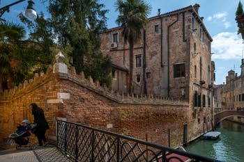 Le pont de l'Arco sur le Rio San Martino dans le Castello à Venise.