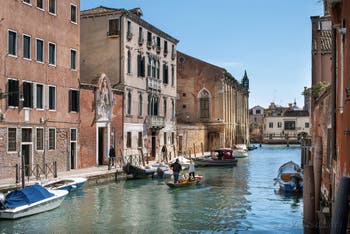 Le Rio de la Sensa et la Scuola Vecchia della Misericordia dans le Cannaregio à Venise.