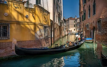 Gondole sur le Rio de San Severo, dans le Sestier du Castello à Venise.