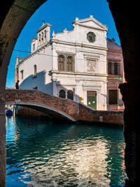 La Scuola di San Giorgio degli Schiavoni Dalmati et le pont de la Comenda dans le Castello à Venise.