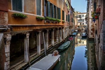 Le Rio de Sant'Aponal et le Sotoportegho de la Furatola dans le Sestier de San Polo à Venise.