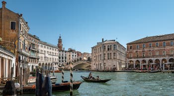 Le Grand Canal de Venise, sur la droite le palais dei Camerlenghi et les Fabriche Nove