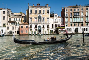 Gondole sur le Grand Canal de Venise