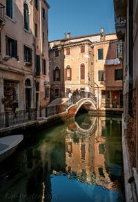 Der Rio de San Severo und die Tetta-Brücke im Castello in Venedig.