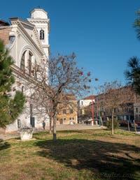 L'église et le Campo San Trovaso dans le Dorsoduro à Venise