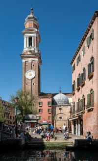 Le campanile de l'église dei Santi Apostoli dans le Cannaregio à Venise.