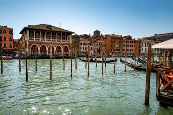 Le Traghetto (gondole à deux rameurs) sur le Grand Canal de Venise en face du marché du Rialto.