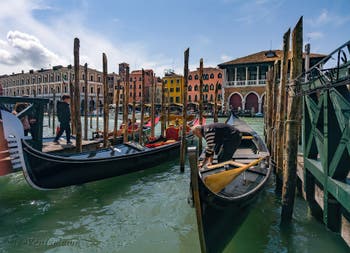 Le Traghetto de Santa Sofia et ses gondoles sur le Grand Canal de Venise.