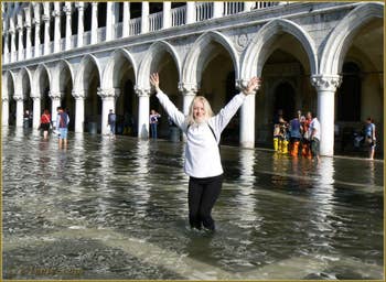 Daniela bei einem Acqua Alta auf dem Markusplatz in Venedig.