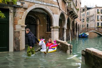 Acqua Alta de Novembre 2019 à Venise, jeunes Vénitiens devant le Sotoportego del Magazen dans le Cannaregio à Venise.