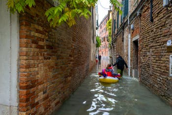 Acqua Alta de Novembre 2019 à Venise, jeunes Vénitiens Rio Terà dei Biri dans le Cannaregio à Venise.