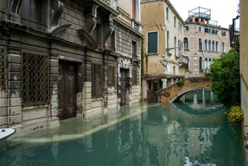 Acqua Alta de Novembre 2019 à Venise, Fondamenta et pont Widmann dans le Cannaregio à Venise.