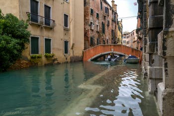 Acqua Alta de Novembre 2019 à Venise, Rio Widmann et pont Pasqualigo dans le Cannaregio à Venise.