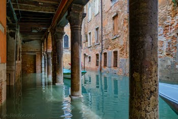 Acqua Alta de Novembre 2019 à Venise, Sotoportego et Rio de la Panada, dans le Cannaregio à Venise.
