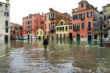 Acqua Alta de Novembre 2019 à Venise, Campo San Giovanni e Paolo dans le Castello à Venise.