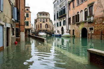 Acqua Alta de Novembre 2019 à Venise, la Fondamenta dei Felzi et le pont dei Consafelzi dans le Castello à Venise.