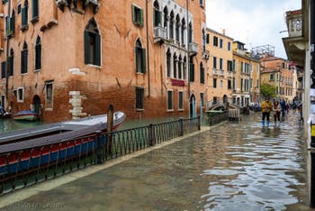 Acqua Alta de Novembre 2019 à Venise, la Fondamenta de l'Osmarin dans le Castello à Venise.