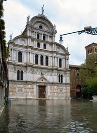 Acqua Alta de Novembre 2019 à Venise, le Campo et l'église San Zaccaria dans le Castello à Venise.