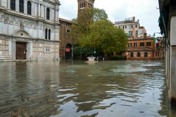 Acqua Alta de Novembre 2019 à Venise, le Campo et l'église San Zaccaria dans le Castello.