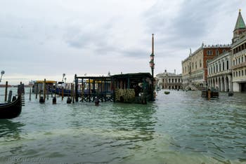 Acqua Alta de Novembre 2019 à Venise, la Riva degli Schiavoni et le Palais des Doges dans le Sestier de Saint-Marc à Venise.