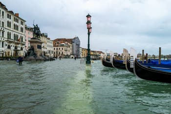 Acqua Alta de Novembre 2019 à Venise, la Riva degli Schiavoni et le monument Vittorio Emanuele II dans le Castello à Venise.