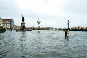 Acqua Alta de Novembre 2019 à Venise, les gondoles de la Riva degli Schiavoni et le monument Vittorio Emanuele II dans le Castello à Venise.