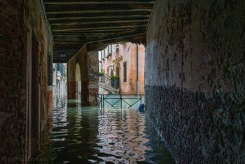 Acqua Alta de Novembre 2019 à Venise, le Sotoportego de la Stua dans le Castello à Venise.