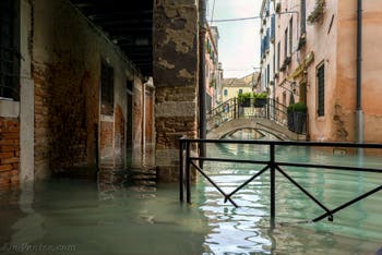 Acqua Alta de Novembre 2019 à Venise, le Sotoportego de la Stua et le Rio de San Zaninovo dans le Castello à Venise.