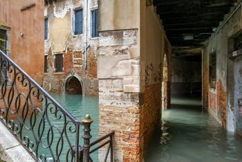 Acqua Alta de Novembre 2019 à Venise, le Rio de San Zaninovo et le Sotoportego de la Stua dans le Castello à Venise.