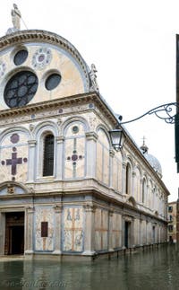 Acqua Alta de Novembre 2019 à Venise, l'église Santa Maria dei Miracoli dans le Cannaregio à Venise.