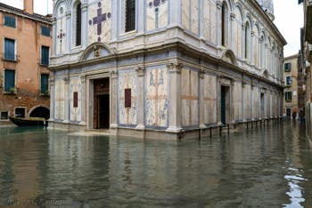 Acqua Alta de Novembre 2019 à Venise, la Calle Fianco la Chiesa, le Campo et l'église Santa Maria dei Miracoli dans le Cannaregio à Venise à Venise.