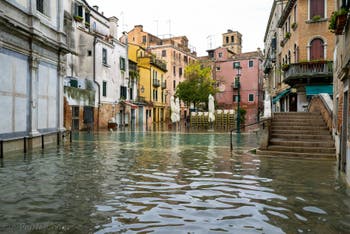 Acqua Alta de Novembre 2019 à Venise, le Campiello dei Miracoli, le pont et le Campo Santa Maria Nova dans le Cannaregio à Venise.