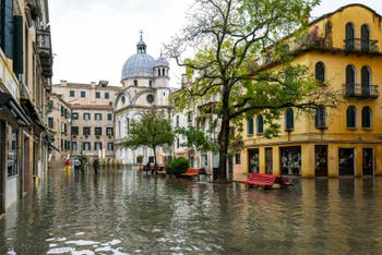 Acqua Alta exceptionnelle à Venise, le Campo Santa Maria Nova le 17 Novembre 2019 à 13:15, dans le Cannaregio à Venise.