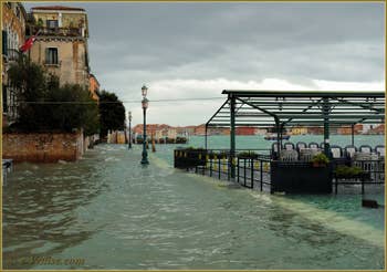 L'acqua alta record du 1er décembre 2008 sur les Zattere à Venise.