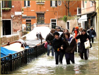 L'acqua alta record du 1er décembre 2008 dans la bonne humeur à Venise.