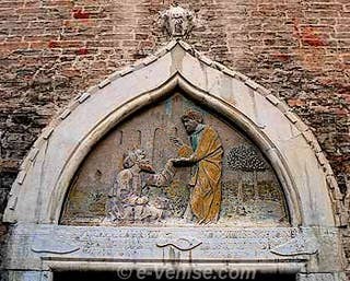Portail de la Scuola dei Calegheri sur le Campo San Toma : Saint-Marc bénissant le cordonnier Anian