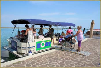 Bateau aménagé pour les personnes à mobilité réduite à Venise.