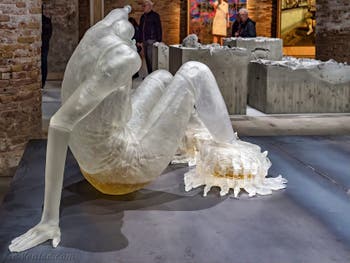 Andra Ursuta, Predators 'R Us, à la Biennale d'Art de Venise