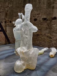 Andra Ursuta, Yoga Don't Help, à la Biennale d'Art de Venise