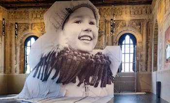 Portrait de la petite réfugiée Ukrainienne Valeriia à la Biennale de Venise à la Scuola della Misericordia