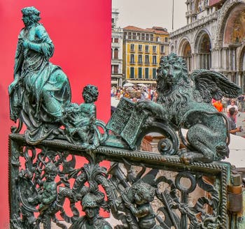 Portes de bronze d'Antonio Galli de la Loggia du Campanile de Saint-Marc à Venise