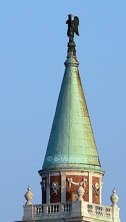 Le clocher et l'ange du campanile de San Giorgio Maggiore